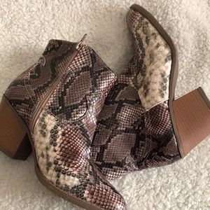 Snake skin ankle boot size 8. Excellent condition